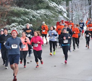 Hundreds ‘gobble wobble’ on snow-lined course