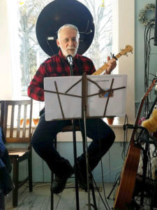 Grafton’s ‘Banjo Joe’ is still singing, strumming after all these years