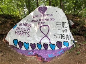 “The Rock” near the Hudson/Marlborough border bore a mural recognizing International Overdose Awareness Day on Aug. 31. (Photo/courtesy Nancy Tobin)