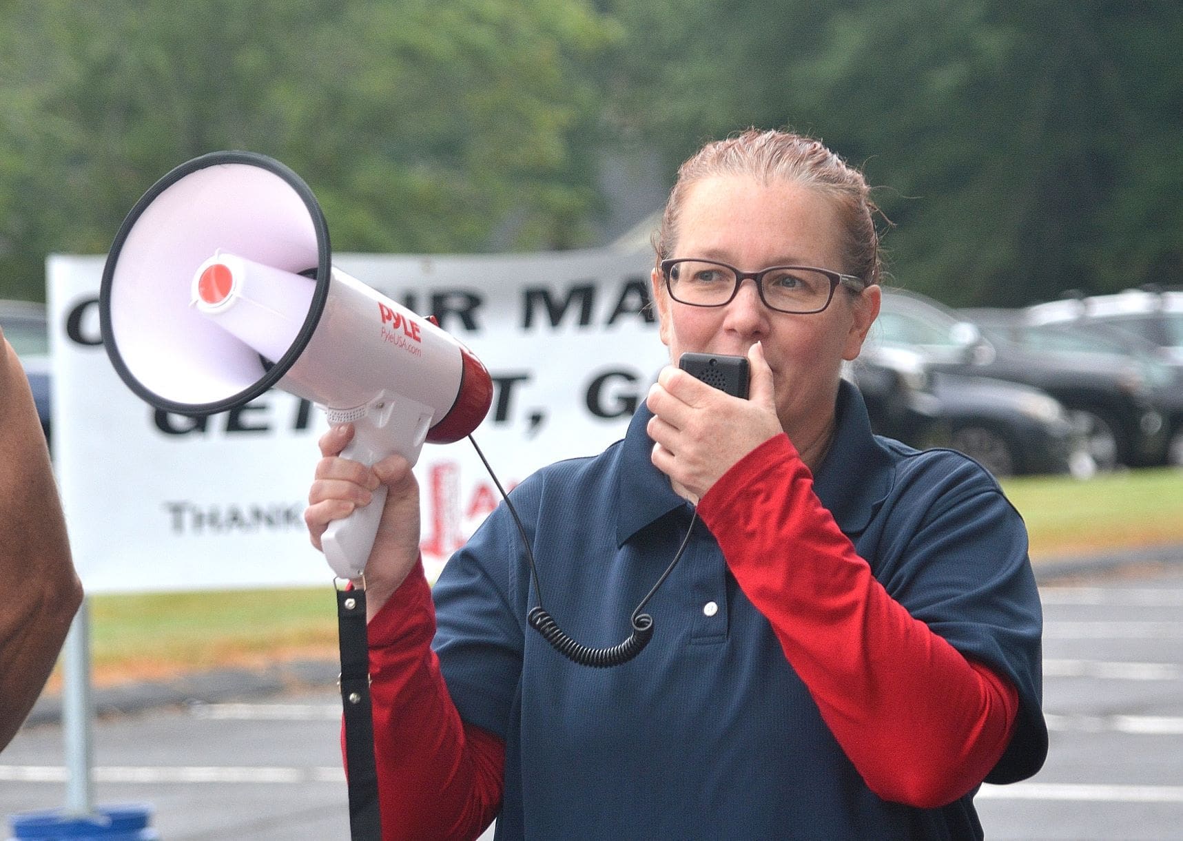 Karen Brewster, a founder of Boros Cares 4 Troops, welcomes the Applefest 5K Road Race participants.