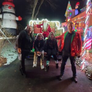 Hudson family delights with synchronized holiday light display