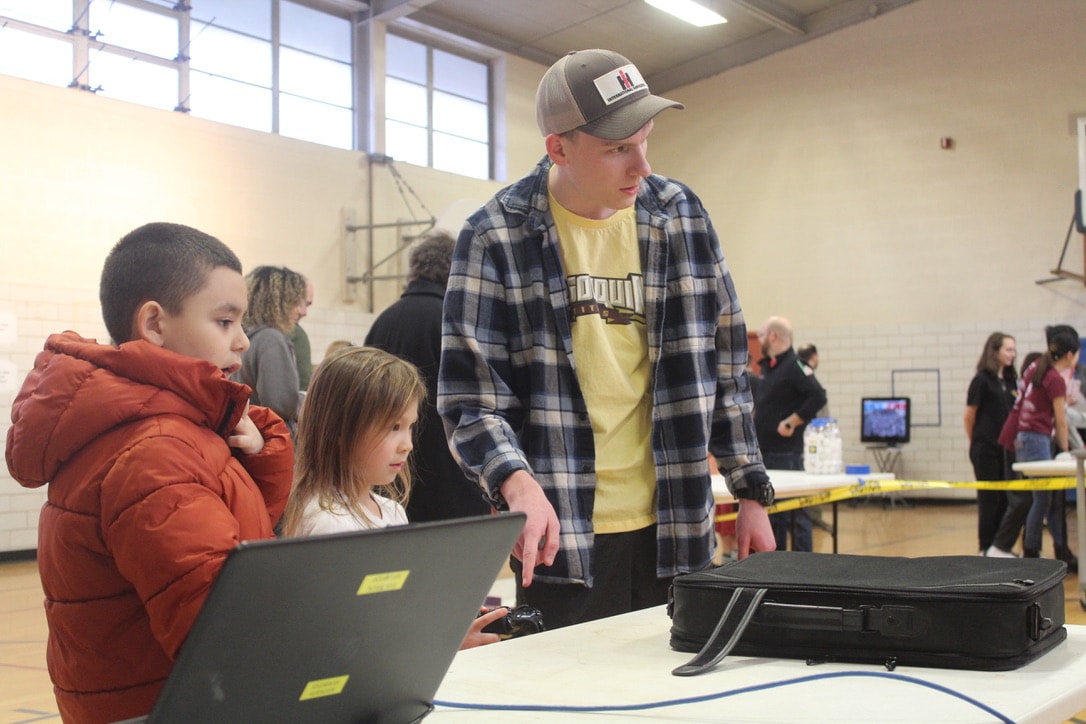 Peaslee community gathers for STEAM Night