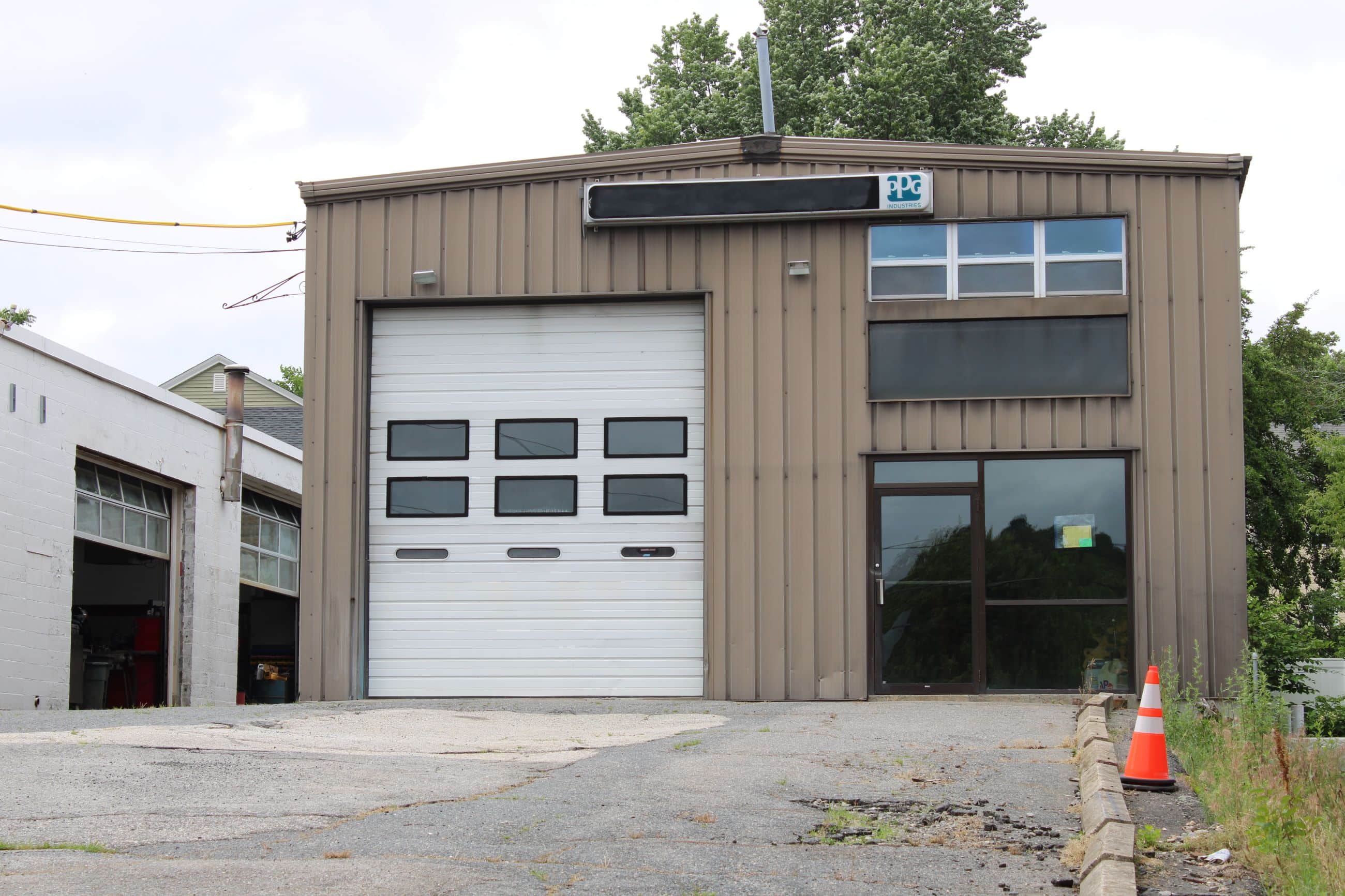 Auto shop draws support for special permit request
