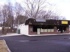As of March 2, 2016, there is no visible activity at the site of the new marijuana dispensary approved by the Massachusetts Department of Public Health at 206 Worcester Street, North Grafton. The use of the site continues to be one of high tension between the Grafton Board of Selectmen and local residents, especially those in the Hollywood Drive neighborhood. The building, which used to house a Cumberland Farms store and a Chinese restaurant, currently sits empty. Photo/Ken Sherman