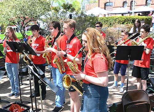 Hudson High School Jazz Ensemble performs outside the Town Hall. Photos/Ed Karvoski Jr.