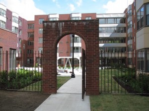 The entrance to the courtyard behind Liberty Hill Apartments (Photos/Joan Simoneau)