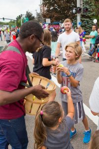 Workers from Davidian Brothers Farm hand out apples to the spectators. Photo/Jeff Slovin