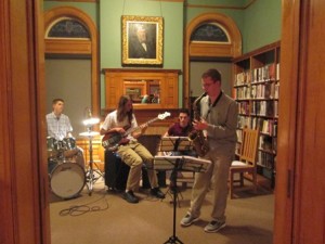he Algonquin Regional High School Jazz Quartet plays a lively set in the library’s biography room. Musicians include Ian Kosovsky (guitar), Mike Dutko (bass), Connor Jenks (saxophone) and Trent Jones (drums).