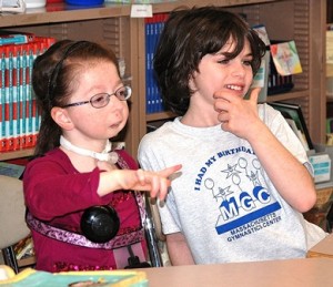 Sign language strengthens classmates&#8221; communication