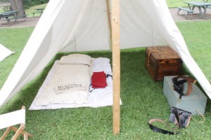 Essential war and living gear was provided to each soldier, including bedding, a trunk, and an ammunition and weapon belt. Other war belongings included clothing, a canteen and a knapsack. 