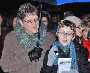 Janine Carleton and her daughter Chloe, 13, sing “Frosty the Snowman.”