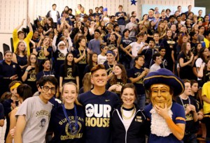 The Colonials mascot with students during Spirit Week.