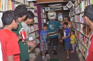 Worcester Sharks mascot Finz gives the golfers some encouragement.