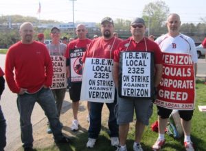 Verizon workers picket outside the Extended Extended Stay Hotel at 180 E. Main St. where replacement workers are being housed. Photo/Bonnie Adams 
