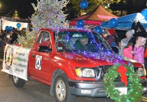 Holiday kickoff features stroll, parade, tree lighting
